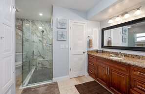 Dusj, hårføner, håndklær og såpe