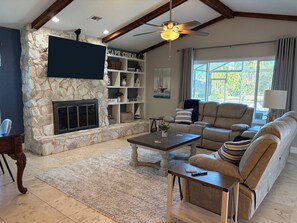 Smart TV, fireplace, printers - Beautiful Water Front Home, Yacht Club, Heated Pool, Gulf Access, 2700 Sq'  (Cape Coral)