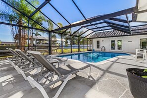 Una piscina al aire libre, una piscina climatizada