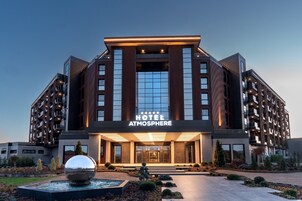 Fachada de la propiedad por la tarde o noche