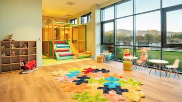 Área de juegos infantiles bajo techo