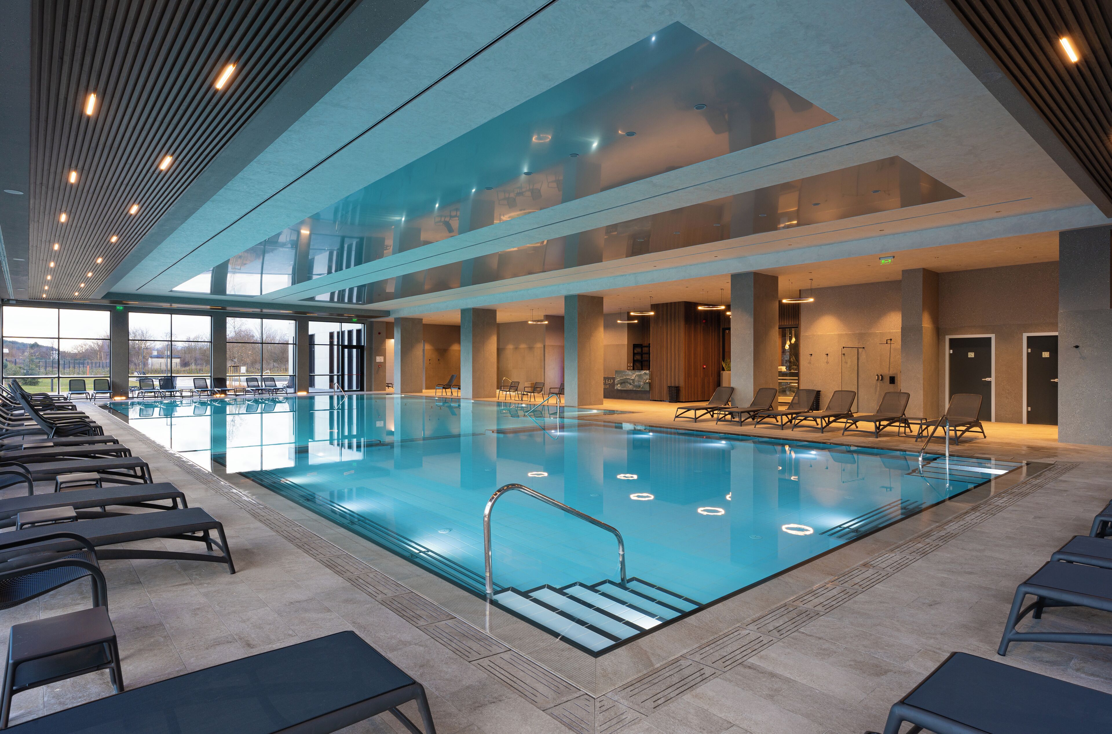 Piscina coberta, piscina a l'aire lliure de temporada i para-sols 