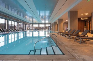 屋内プール、季節限定屋外プール、営業時間 9:00 ～ 20:00、プール パラソル、サンラウンジャー