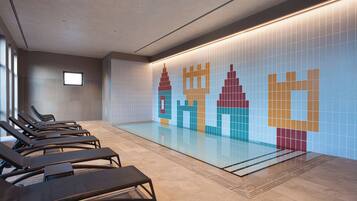 Innendørsbasseng, sesongbasert utendørsbasseng og bassengparasoller