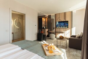 Habitación Premium doble, balcón | Minibar, caja fuerte, escritorio y cortinas opacas