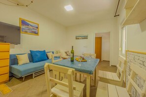 Dining - Apartment near the beach (20m) , free WiFi and free parking (Zubovici)