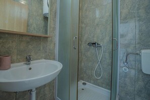 Douche, serviettes fournies