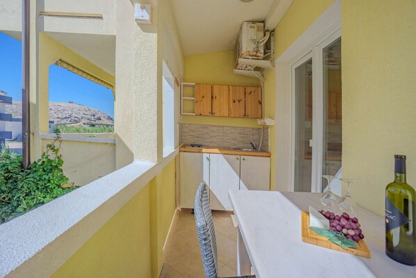 Outdoor dining - Apartment near the beach (20m) , free WiFi and free parking (Zubovici)