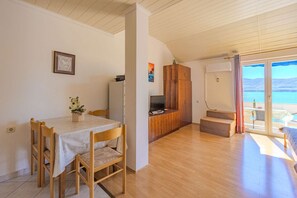 Dining - Studio-Apartment with balcony and sea view (Zubovici)