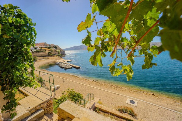Beach - Apartment on top of the cliff right on the beach with sea views (Zubovici)
