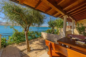 Outdoor dining - Apartment on top of the cliff right on the beach with sea views (Zubovici)