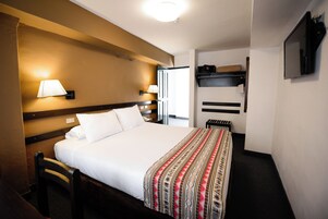 Dobbeltværelse | Pengeskab på værelset, skrivebord, arbejdsområde til bærbare computere