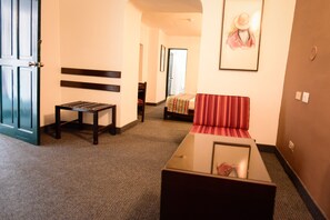 Caja de seguridad en la habitación y escritorio 