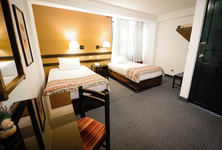 Caja de seguridad en la habitación y escritorio