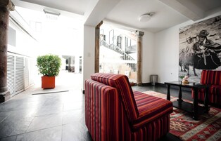 40-tommers fladskærms-tv med kabelkanaler