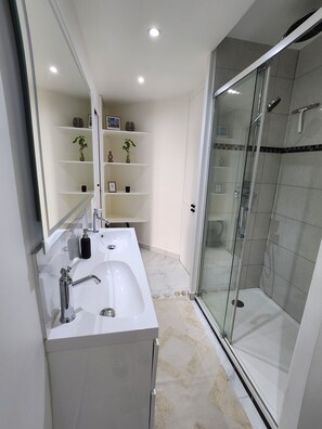 Shower, hair dryer, towels, soap