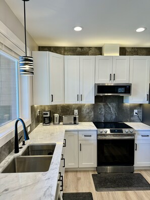 Een koelkast, een magnetron, een oven, een kookplaat