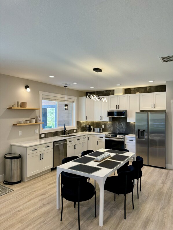 Een koelkast, een magnetron, een oven, een kookplaat