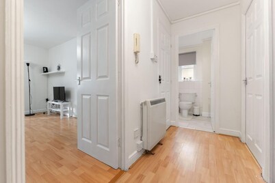 Charming 2-bed Apartment in Hackbridge