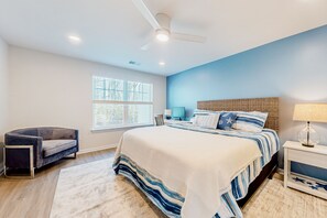 3 bedrooms, iron/ironing board, internet, bed sheets - Friendship Creek charming townhome with pool, patio, & garden views - near beach (Frankford)
