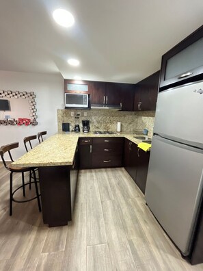 Réfrigérateur, micro-ondes, plaque de cuisson, cafetière/bouilloire