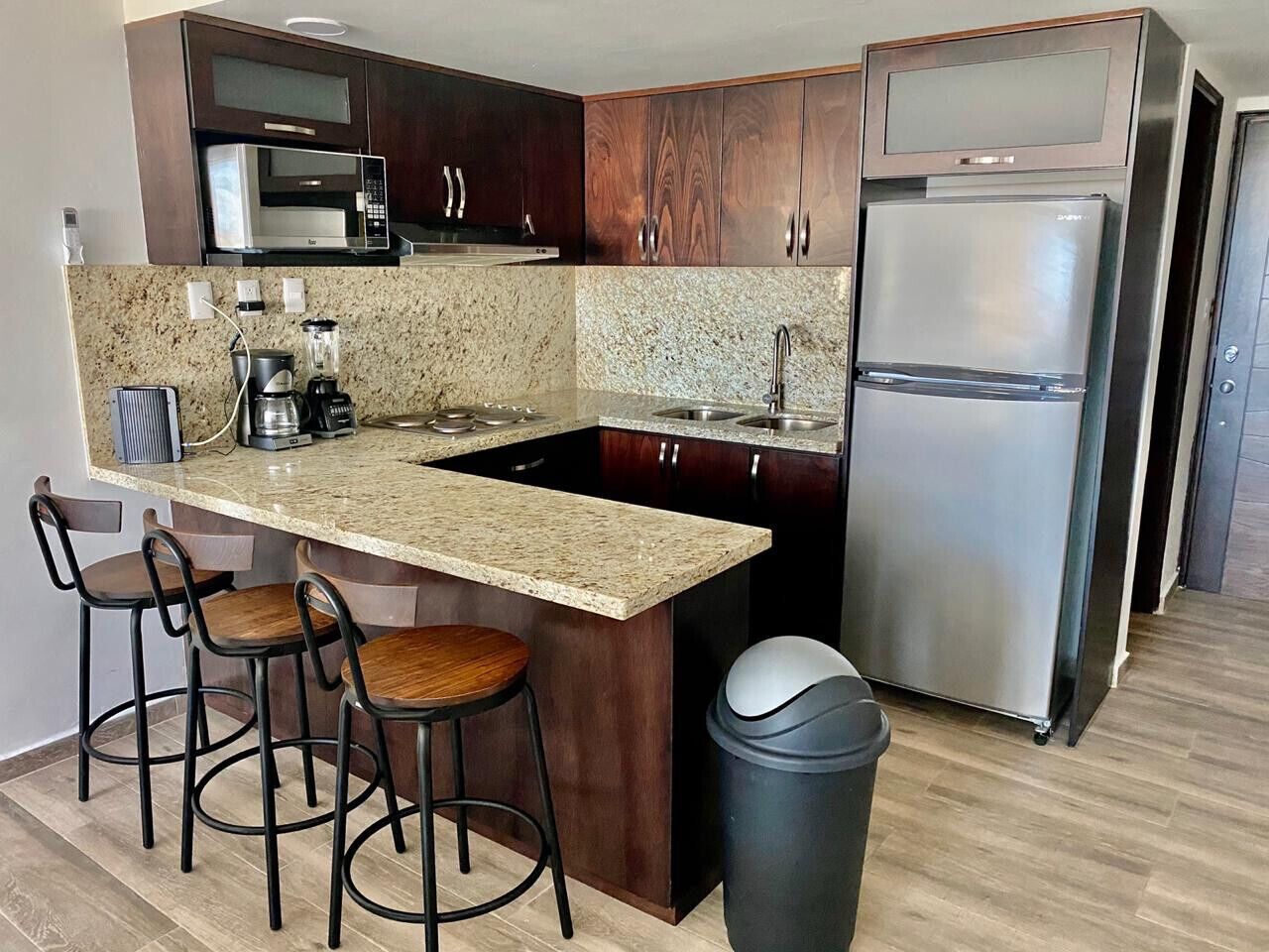 Réfrigérateur, four à micro-ondes, surface de cuisson, cafetière-théière