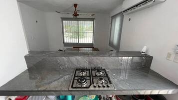 Refrigerador, microondas, parrilla de estufa y cafetera y tetera