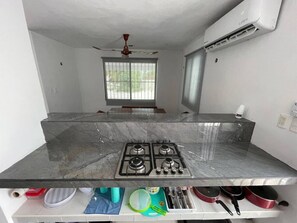 Frigorífico, microondas, placa de cocina y cafetera o tetera