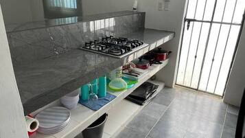 Refrigerador, microondas, parrilla de estufa y cafetera y tetera