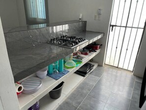 Frigorífico, microondas, placa de cocina y cafetera o tetera