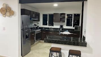 Kjøleskap, mikrobølgeovn, kokeplater og kaffetrakter/tekoker