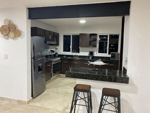 Een koelkast, een magnetron, een kookplaat