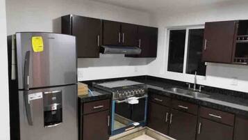 Een koelkast, een microgolfoven, een kookplaat