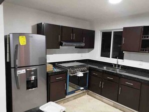 Refrigerador, microondas, parrilla de estufa y cafetera y tetera 