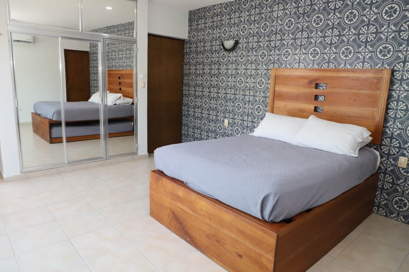 4 slaapkamers, een strijkplank/strijkijzer, gratis wifi, beddengoed