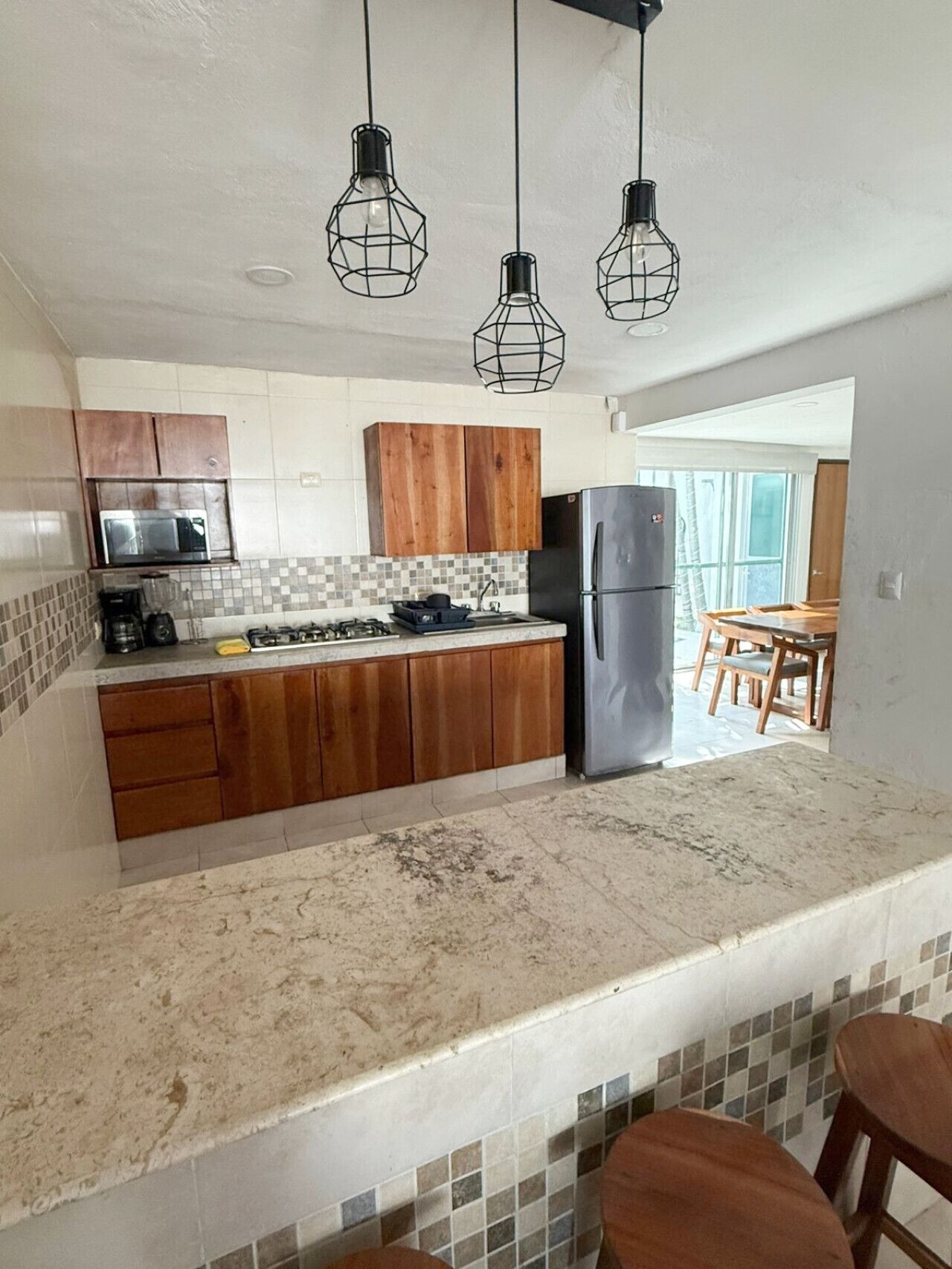 Jääkaappi, mikroaaltouuni, liesi, keittoastiat/astiat/ruokailuvälineet