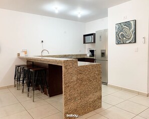 冷蔵庫、コーヒー / ティーメーカー、調理器具と食器