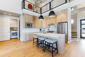 Køleskab, mikrobølgeovn, ovn, kogeplade