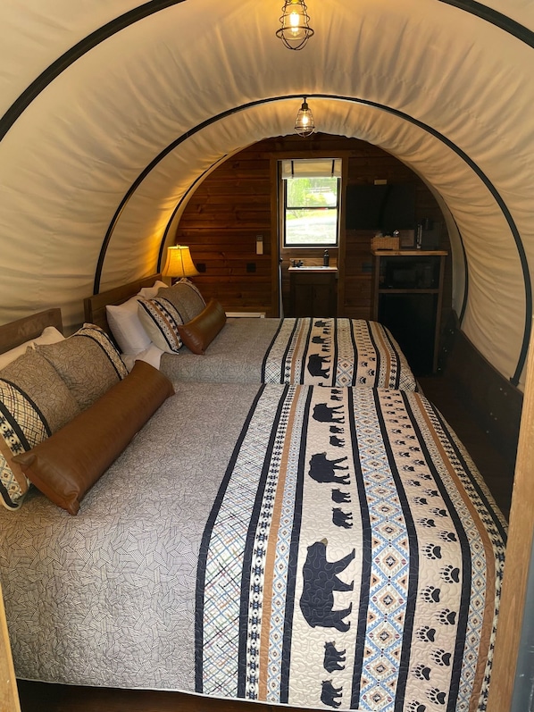 1 bedroom, free WiFi - Oregon Trail Wagon has two queens size bed, bathroom w/ shower, heat & a/c, smart tv, wi-fi, microwa (Branson)