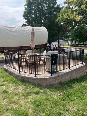 Outdoor dining - Oregon Trail Wagon has two queens size bed, bathroom w/ shower, heat & a/c, smart tv, wi-fi, microwa (Branson)
