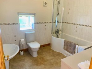 Haartrockner, Handtücher, Seife, Toilettenpapier