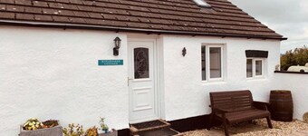 Whitewashed 1 bedroom stone cottage, with king size 4 poster bed. Pet friendly.