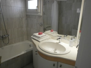 Appartement Familial, 2 chambres, cuisine | Salle de bain | Baignoire, baignoire relaxante profonde, articles de toilette gratuits