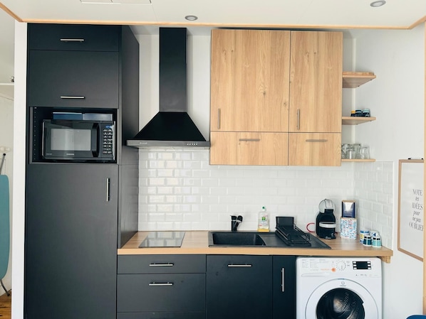 Fridge, microwave, cookware/dishes/utensils - Paris cozy and stylish Studio Near Eiffel tower, Tourist attractive place (Paris)