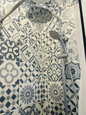 Shower, hair dryer, towels, soap - Paris cozy and stylish Studio Near Eiffel tower, Tourist attractive place (Paris)