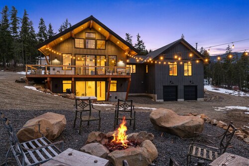 Huge game room, Hot tub, Sleeps 16+ with Bonus loft, ATV Snowmobile Trails