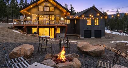 Huge game room, Hot tub, Sleeps 16+ with Bonus loft, ATV Snowmobile Trails