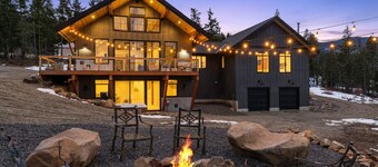 Huge game room, Hot tub, Sleeps 16+ with Bonus loft, ATV Snowmobile Trails