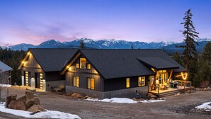 A modern cabin with a large deck and a view of snow-capped mountains. - Huge game room, Hot tub, Sleeps 16+ with Bonus loft, ATV Snowmobile Trails (Cle Elum)