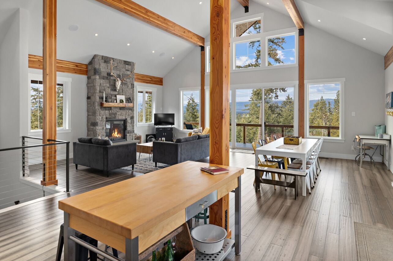 Smart TV, chimenea, videojuegos y futbolito 